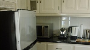 Coffee/tea maker, fridge, oven, cookware/dishes/utensils - Take My Breath Away Studio (Lucea)