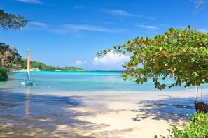 Playa en los alrededores y playa de arena blanca 