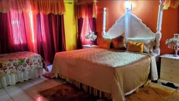 Habitació econòmica, diversos llits, vistes al jardí | Planxa i posts de planxar i wifi gratuïta