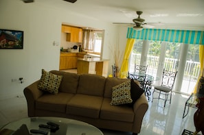 Deluxe Condo, 2 Bedrooms, Kitchen, Beach View | Living room | Flat-screen TV