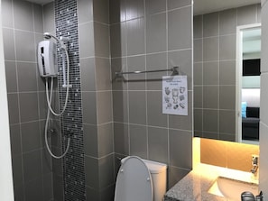 Douche, articles de toilette (gratuits), séchoir à cheveux, peignoirs