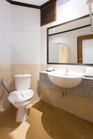 Ducha, artículos de tocador gratuitos, secador de pelo, batas