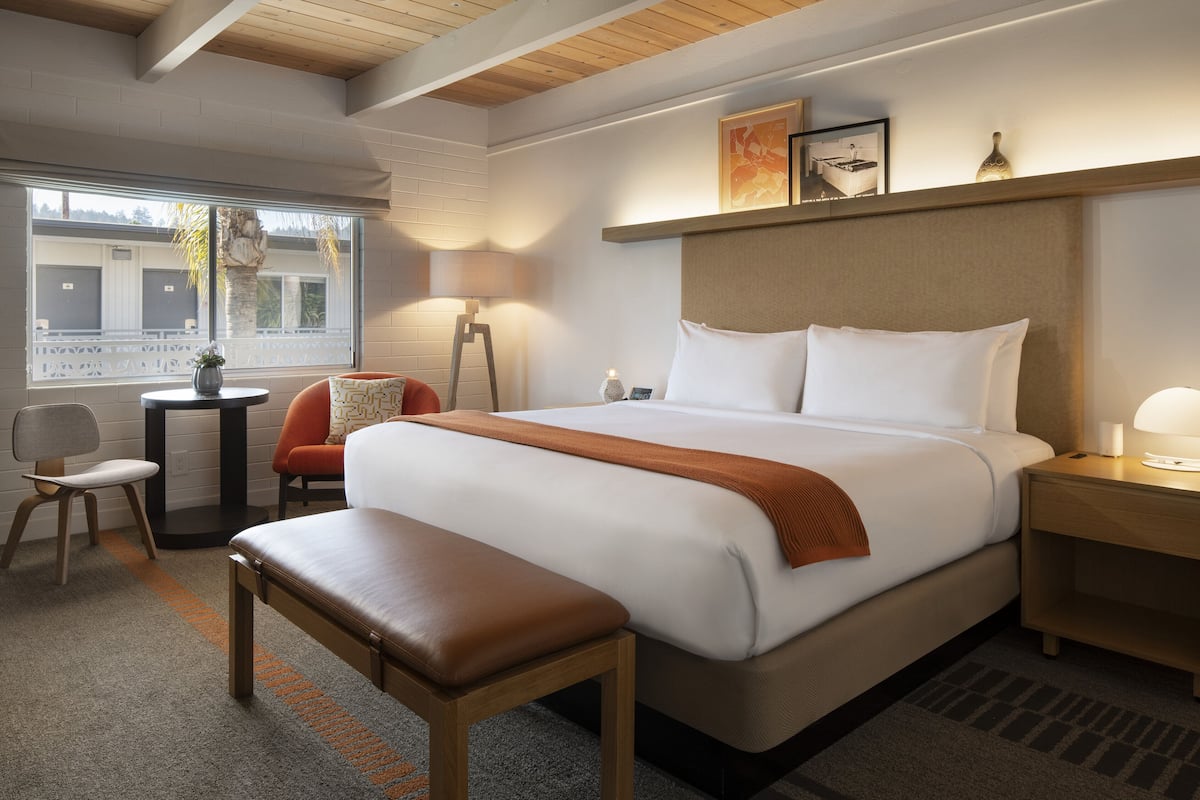 Hypo-allergenic bedding available, minibar, WiFi (free), bed sheets