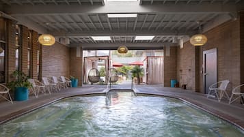 Piscine couverte, 2 piscines extérieures, parasols de plage