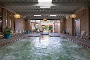 Una piscina techada, 2 piscinas al aire libre, sombrillas