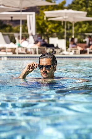 Innilaug, 2 útilaugar, sólhlífar, sólstólar