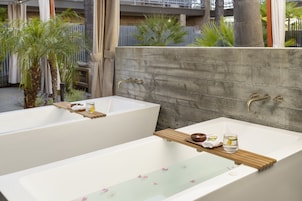 Un sauna, tratamientos corporales, baños de arcilla, hidroterapia
