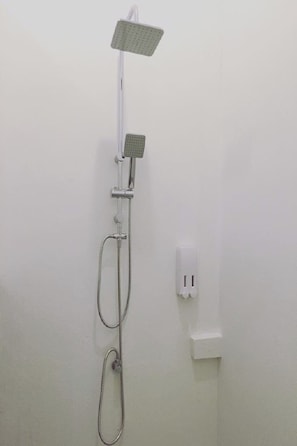 Shower, free toiletries, hair dryer, towels - HAO HOSTEL PHUKET (Phuket)