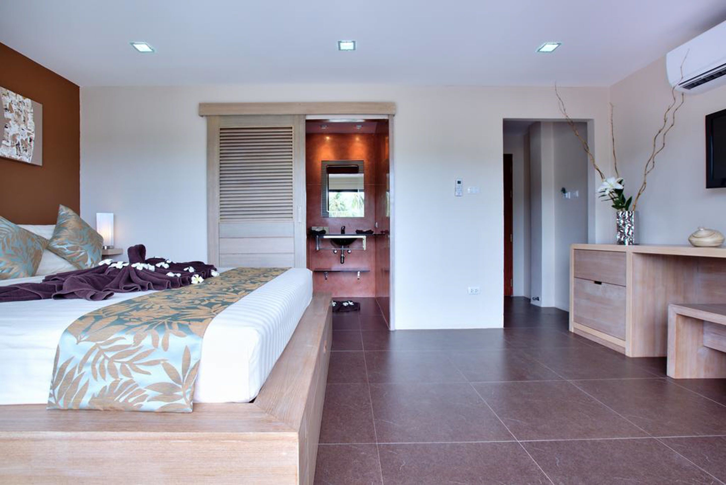 hill side room | minibar, in-room safe, desk, soundproofing