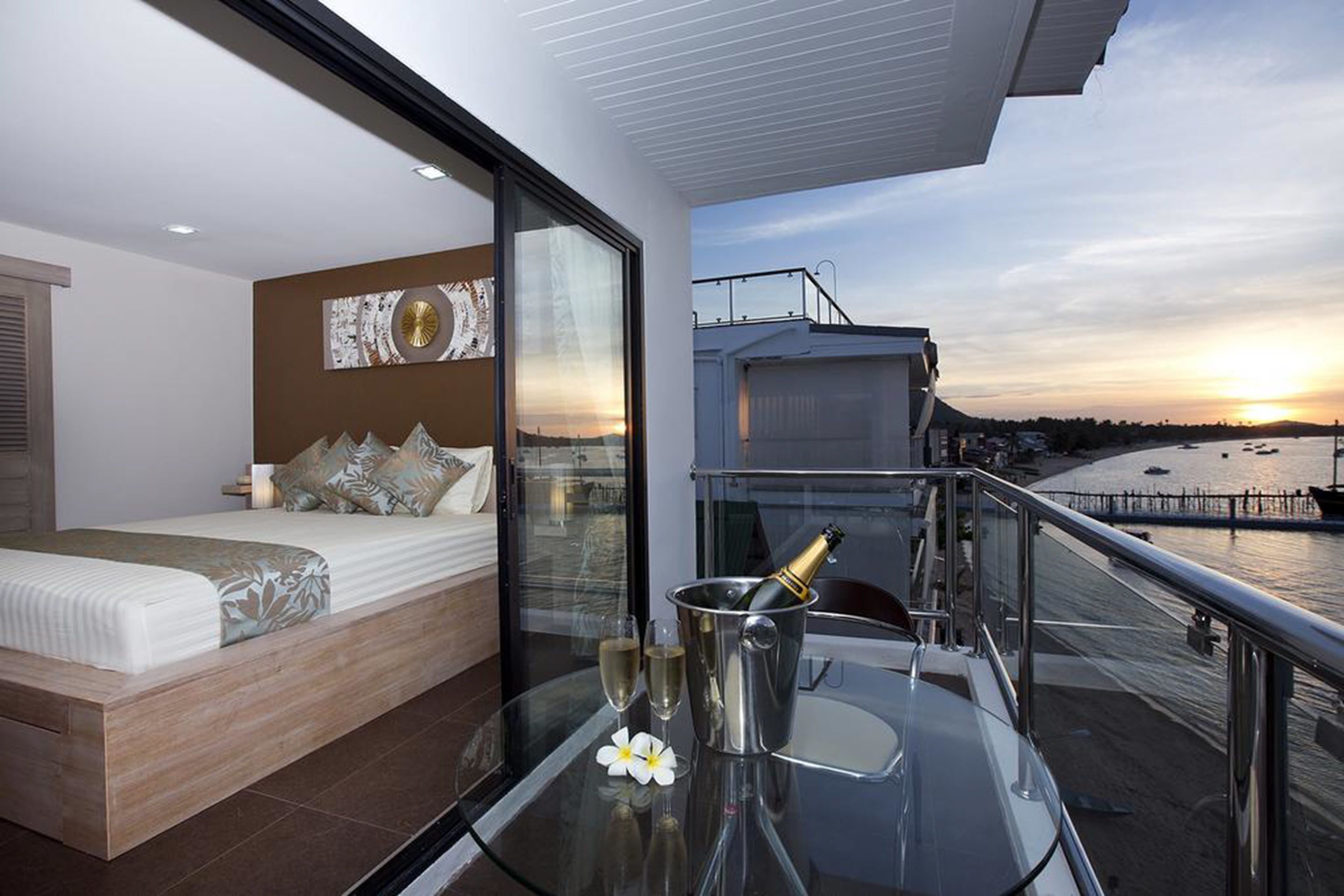 sea view room | minibar, in-room safe, desk, soundproofing