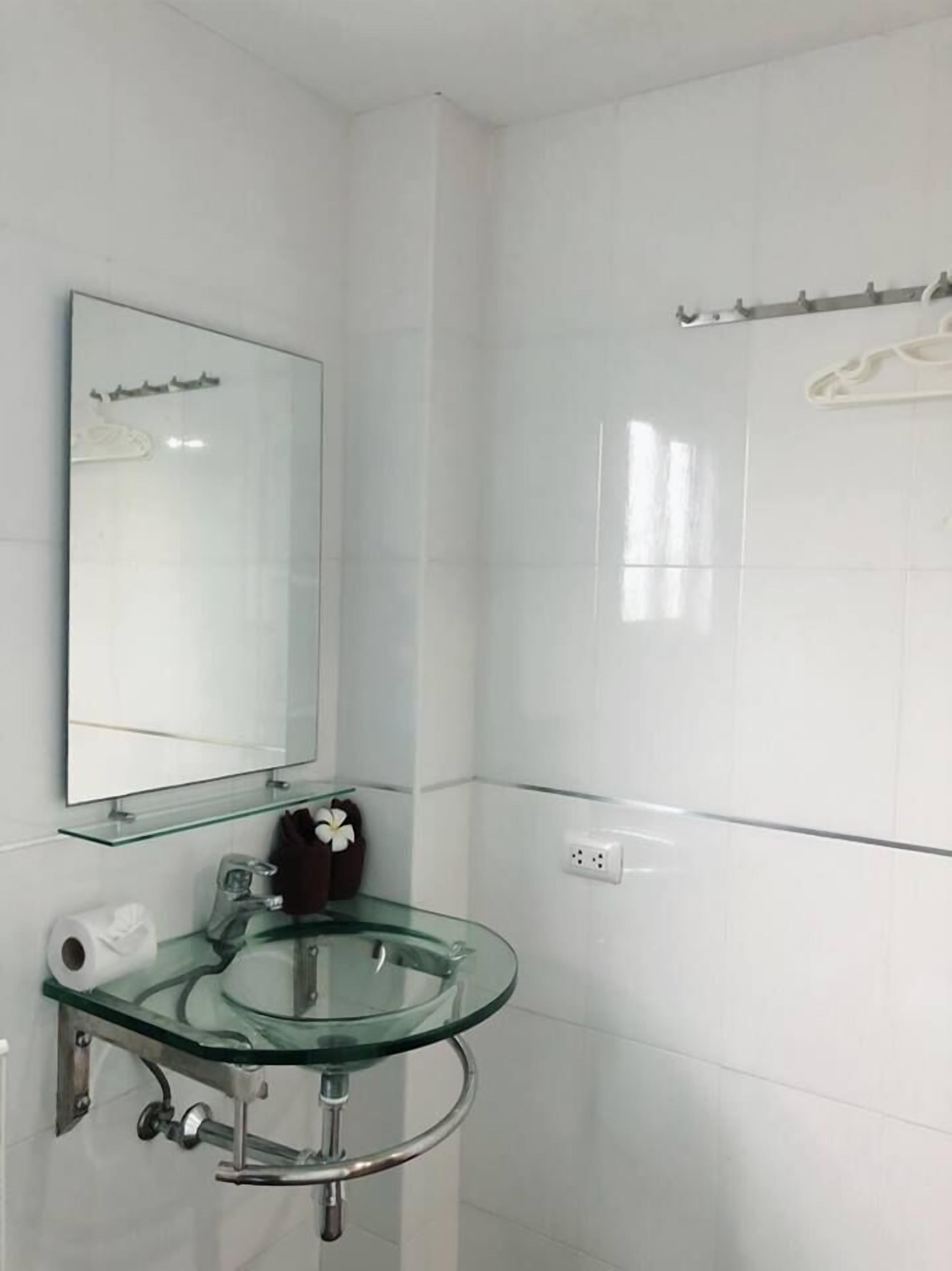 eco twin room | minibar, in-room safe, desk, soundproofing