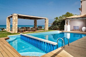 Outdoor pool, pool loungers - The Mini Beach Hotel (Chania)