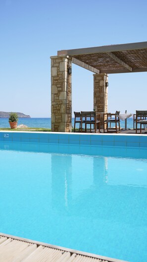 Outdoor pool, pool loungers - The Mini Beach Hotel (Chania)