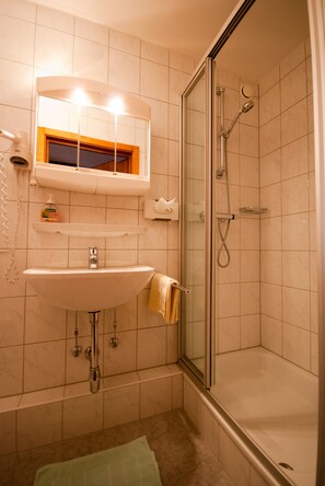 Single Room (1+2) | Bathroom | Free toiletries, hair dryer