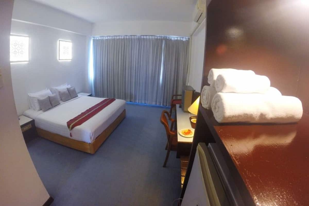 Deluxe Standard room with King-Sized Bed | 折叠床/加床(额外收费)、免费 WiFi