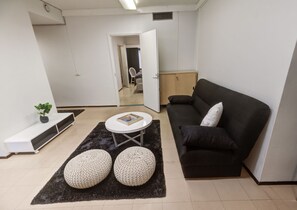 One-Bedroom Apartment - 4 - | Área de sala de estar | Televisión de pantalla plana 