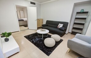 One-Bedroom Apartment - 4 - | Sala de estar | Televisión de pantalla plana 
