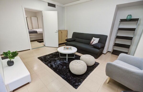 One-Bedroom Apartment - 4 - | 客廳 | 平面電視