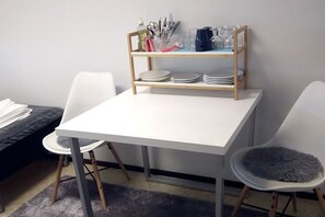 Twin Room with Shared Bathroom - 10 - | 免費 Wi-Fi、床單