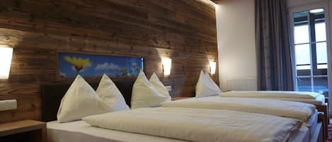 Triple Room | Free WiFi, bed sheets
