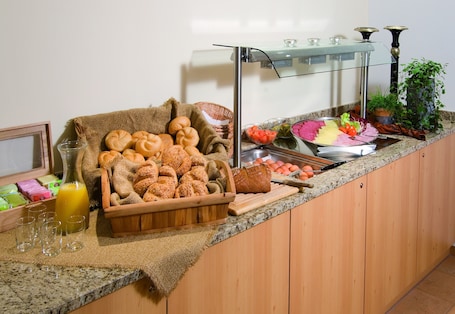 Desayuno buffet incluido todos los días . Hotel Apart Garni Heisenhof