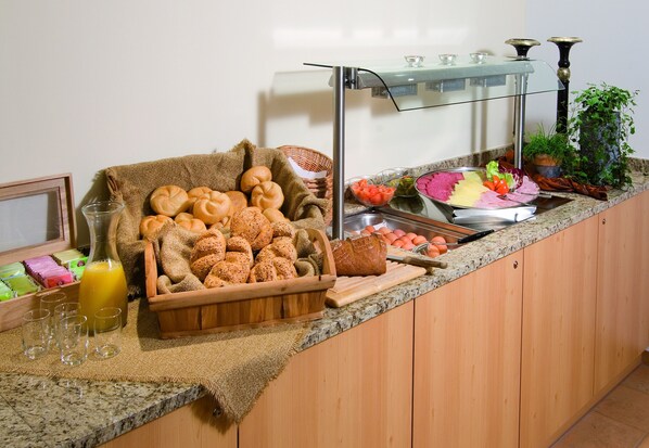 Free daily buffet breakfast - Hotel Apart Garni Heisenhof (Westendorf)