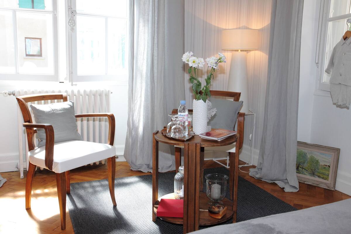Premium bedding, free cots/infant beds, free WiFi