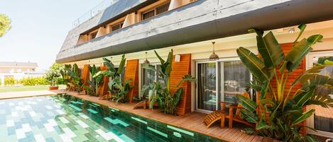 Una piscina al aire libre