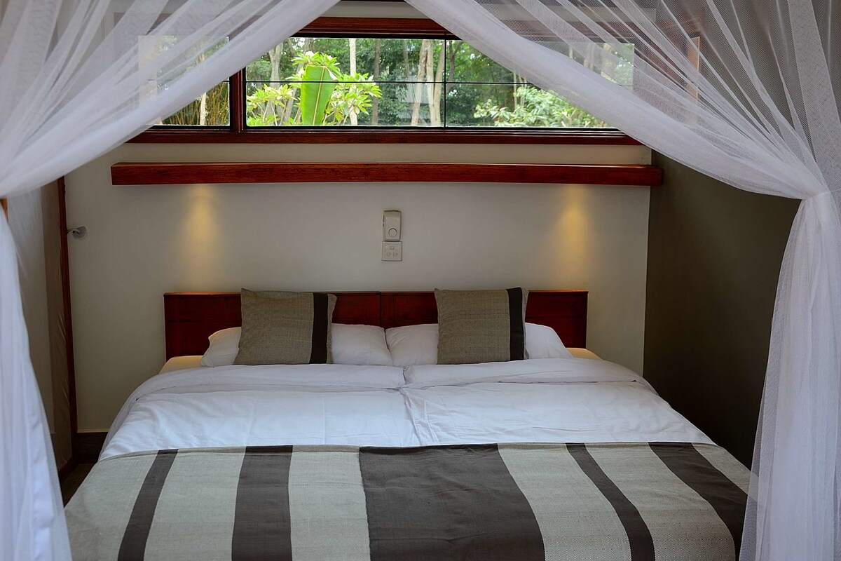 Desk, soundproofing, free cots/infant beds, free WiFi
