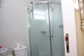 Villa familiar, 5 habitaciones | Baño | Tina con regadera, amenidades de baño gratuitas, toallas 