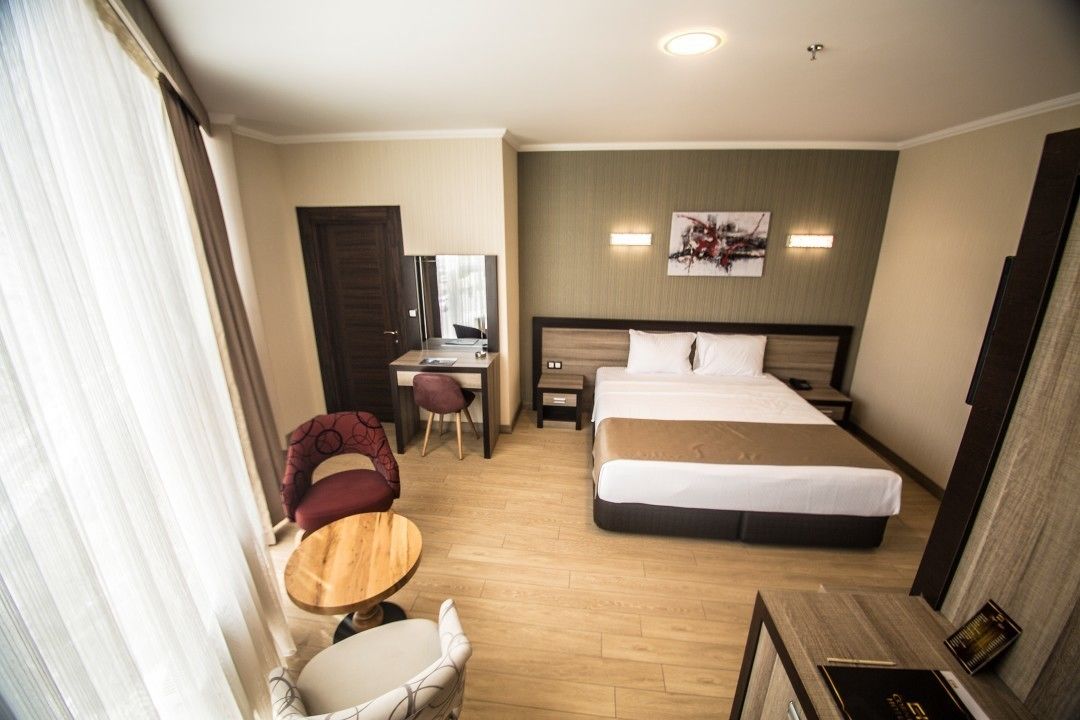 family room, smoking | minibar, in-room safe, desk, soundproofing