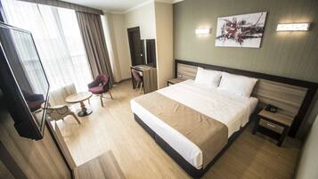 Kahden hengen huone yhdelle, 1 parisänky | Minibaari, tallelokero huoneessa, työpöytä, äänieristys