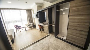 Minibar, caja de seguridad en la habitación y escritorio