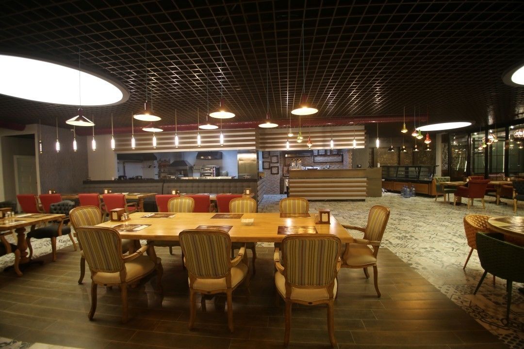 breakfast, lunch and dinner served