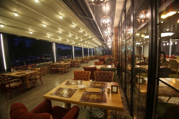 Melayani sarapan, makan siang, dan makan malam