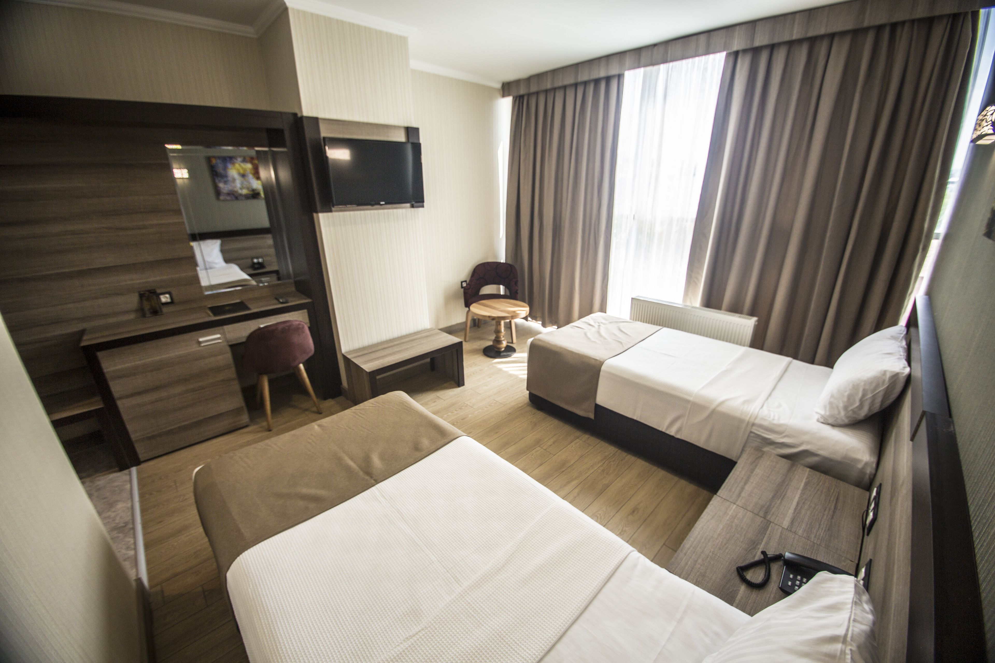 standard double room, smoking | minibar, in-room safe, desk, soundproofing