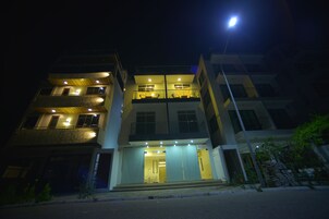 Fachada da propriedade à noite