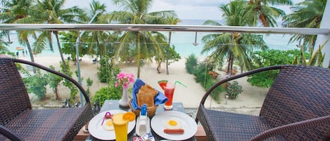 Deluxe Double Room, Sea Facing | Room service - dining