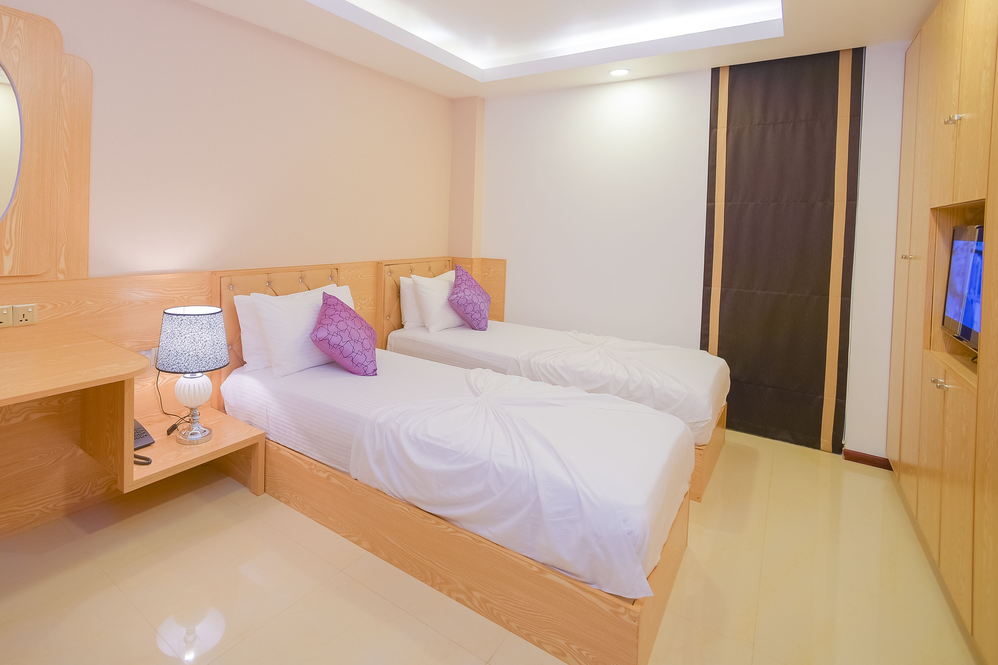 Deluxe Twin Room | Minibar, in-room safe, desk, iron/ironing board