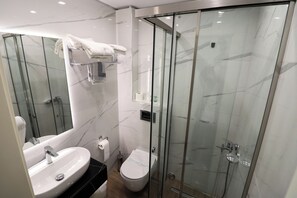 Single Room, Pool View | Bathroom | Free toiletries, hair dryer, towels - Orfeas Hotel (Kalabaka)