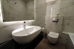 Triple Room, Pool View | Bathroom | Free toiletries, hair dryer, towels - Orfeas Hotel (Kalabaka)