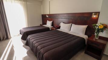 Kamar Triple, pemandangan kolam renang | Brankas, setrika/meja setrika, dan tempat tidur bayi gratis