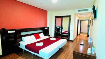 Quarto casal básico, 1 quarto, suíte | Cofres nos quartos, individualmente mobiliados, escrivaninha