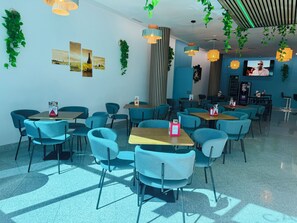 Serveert ontbijt, lunch, diner, internationale gerechten 