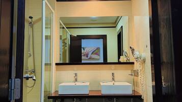 Eenvoudige eenpersoonskamer | Badkamer | Gratis toiletartikelen, een haardroger, een bidet, zeep
