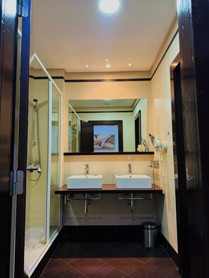 Basic-Einzelzimmer | Badezimmer | Kostenlose Toilettenartikel, Haartrockner, Bidet, Seife