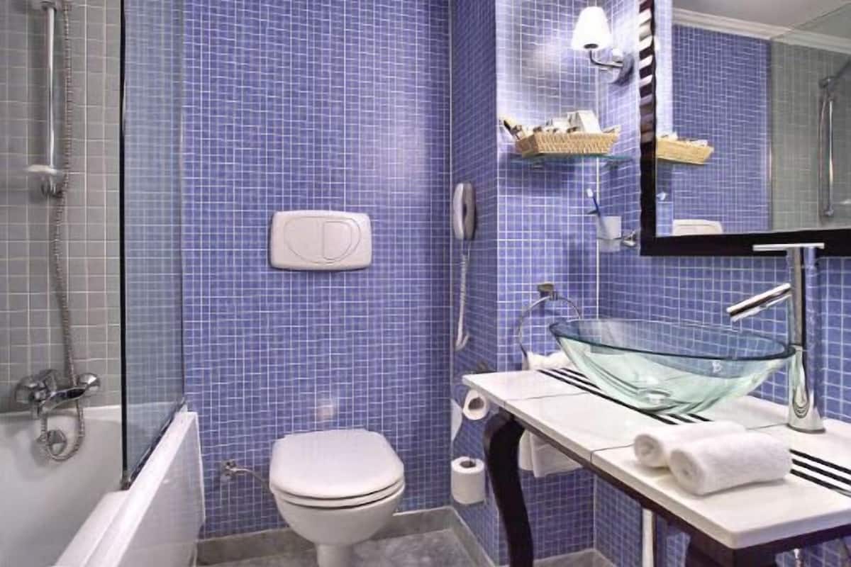 Een bad/douchecombinatie, gratis toiletartikelen, een haardroger