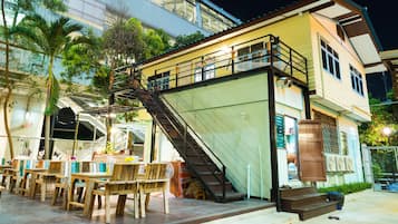 Breakfast, lunch, dinner served; Thai cuisine