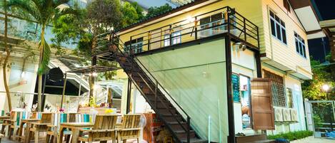 Breakfast, lunch, dinner served; Thai cuisine