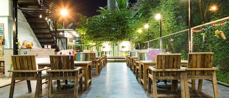 Petit déjeuner, déjeuner et dîner servis sur place, plats Cuisine thaï